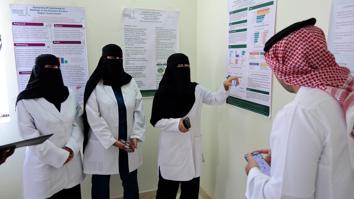 PharmacyNBU's tweet photo. استعرض طلبة كلية الصيدلة أبحاثهم ومشاريعهم العلمية ضمن فعاليات يوم البحث العلمي التاسع والأنشطة الطلابية، بحضور سعادة عميد الكلية الدكتور بندر العنزي ، وعدد من أعضاء هيئة التدريس والمتخصصين.

وأكد سعادة العميد في كلمته أهمية البحث العلمي في تنمية المعارف والمهارات وتعزيز مشاركة الطلبة في المشاريع البحثية والمبادرات المجتمعية. واختُتمت الفعالية بتكريم أعضاء هيئة التدريس والمحكّمين والطلبة المتميزين، تقديرًا لجهودهم وإنجازاتهم العلمية والأكاديمية