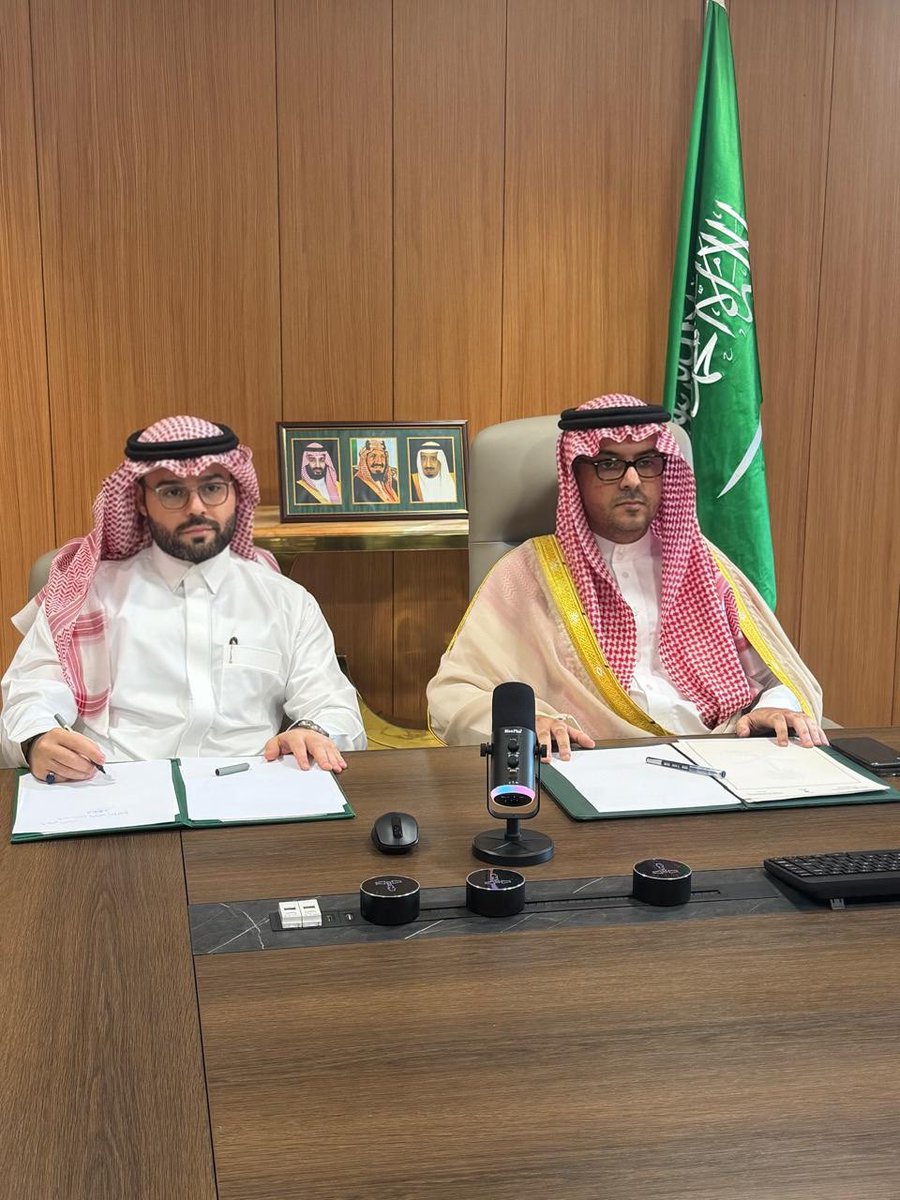 KSAembassyNP's tweet photo. عقد السفير فهد بن محمد بن منيخر، وبحضور رئيس القسم القنصلي السكرتير الأول عبدالرحمن بن خالد الغشم، لقاء مرئي مع فريق وزارة الموارد البشرية والتنمية الاجتماعية برئاسة مدير عام الإدارة العامة لشؤون الدول وحماية العمالة المهندس/ محمد الشهري، ونائب الرئيس التنفيذي لمنصة مساند للعلاقات الاستراتيجية الأستاذ/ أحمد العنقري، ومدير عام الشراكات الاستراتيجية لمنصة مساند الدكتور/ وافي عسيري.

حيث تمت مناقشة المواضيع المشتركة والعمل على متابعتها.

Ambassador Fahd bin Mohammed bin Mnikhr, accompanied by First Secretary and Head of the Consular Section Abdulrahman bin Khalid Al Ghoshom, held a virtual meeting with a team from the Ministry of Human Resources and Social Development, headed by Eng. Mohammed Al-Shahri, Director General of the General Department for Countries Affairs and Labor Protection, along with Mr. Ahmed Al-Anqari, Executive Vice President for Strategic Relations at Musaned Platform, and Dr. Wafi Asiri, Director General of Strategic Partnerships at Musaned Platform.

During the meeting, the two sides discussed areas of mutual interest and reviewed mechanisms for follow-up and coordination.

साउदी अरबका राजदूत फहद बिन मोहम्मद बिन मिनिखेरले, दूतावासका कन्सुलर शाखा प्रमुख तथा प्रथम सचिव अब्दुलरहमान बिन खालिद अल घशोमको उपस्थितिमा, मानव संसाधन तथा सामाजिक विकास मन्त्रालयको टोलीसँग भर्चुअल बैठक गर्नुभयो। उक्त टोलीको नेतृत्व मन्त्रालयको देशसम्बन्धी तथा श्रमिक संरक्षण महाशाखाका महानिर्देशक इन्जिनियर मोहम्मद अल-शहरीले गर्नुभएको थियो। साथै, मुसानेद प्लेटफर्मका रणनीतिक सम्बन्धका कार्यकारी उपाध्यक्ष अहमद अल-अन्कारी तथा रणनीतिक साझेदारीका महानिर्देशक डा. वाफी असीरी पनि सहभागी हुनुहुन्थ्यो।

बैठकका क्रममा आपसी चासोका विषयहरूमा छलफल गर्नुका साथै अनुगमन तथा समन्वयका संयन्त्रहरू समीक्षा गरियो।