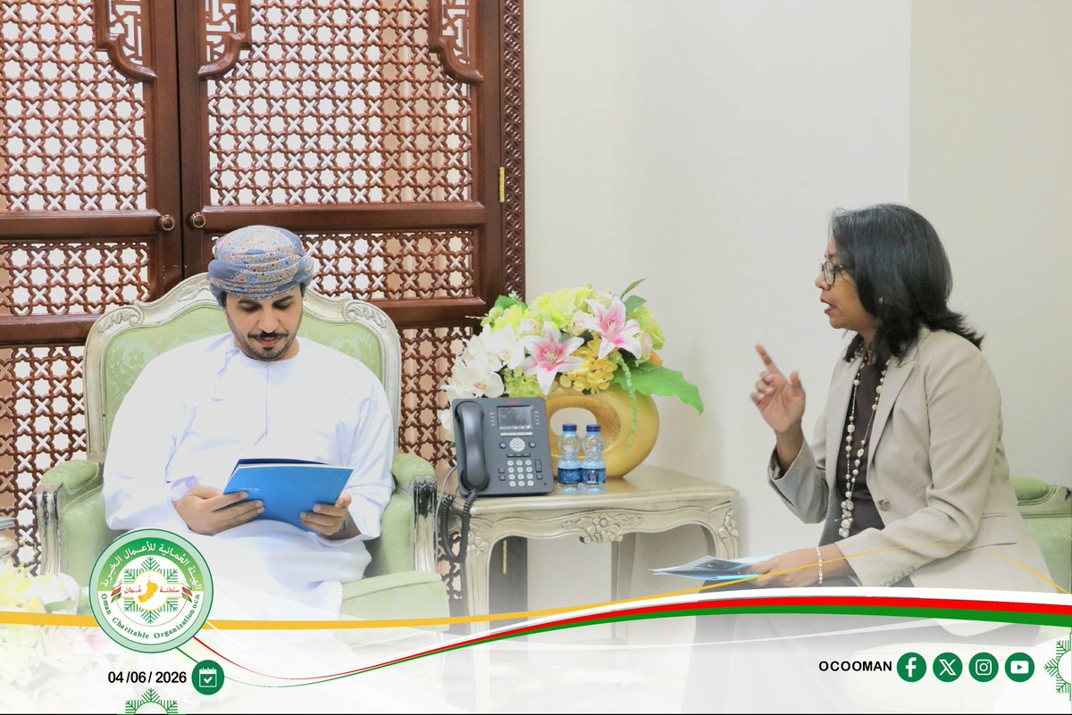 ocooman's tweet photo. وفد من منظمة الأمم المتحدة للطفولة (اليونيسف) يزور الهيئة العمانية للأعمال الخيرية

استقبل بدر بن محمد الزعابي، الرئيس التنفيذي المكلف للهيئة العمانية للأعمال الخيرية، سعادة كارلا حداد مارديني، مديرة الشراكات مع القطاع الخاص وجمع التبرعات العالمية بمنظمة الأمم المتحدة للطفولة (اليونيسف)، بحضور سعادة سومايرا تشودري ممثلة المنظمة في سلطنة عُمان.

وجرى خلال اللقاء استعراض جهود الهيئة وبرامجها الإنسانية والتنموية داخل سلطنة عُمان وخارجها، وبحث فرص التعاون والتنسيق المشترك في المجالات ذات الاهتمام المشترك بما يسهم في تعزيز أثر المبادرات الإنسانية والتنموية.