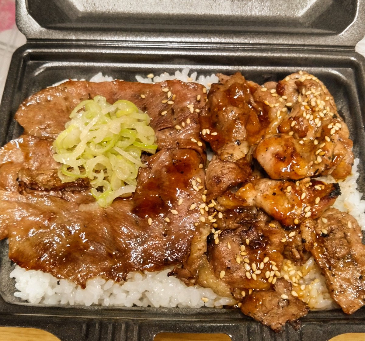 ShinoBoooomin's tweet photo. 一応生存確認ということで。
久しぶりに焼き肉ライクのテイクアウトで夕飯。 https://t.co/Zbq1cCdFyK