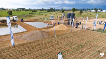MatambaChido's tweet photo. Zimbabwe’s agricultural sector continues to record positive gains, with the GMB receiving over 20,000 metric tonnes of grain from farmers since the start of the marketing season. #EDWORKS #FoodSecurity #Agriculture #ZimbabweSuccessStory 🚜🌽 https://t.co/tAE4qUnakg