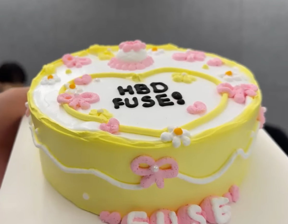 graceofde's tweet photo. 퓨즈케이크 짱예쁨💛🩷🎂 https://t.co/LjsvrkJdZA