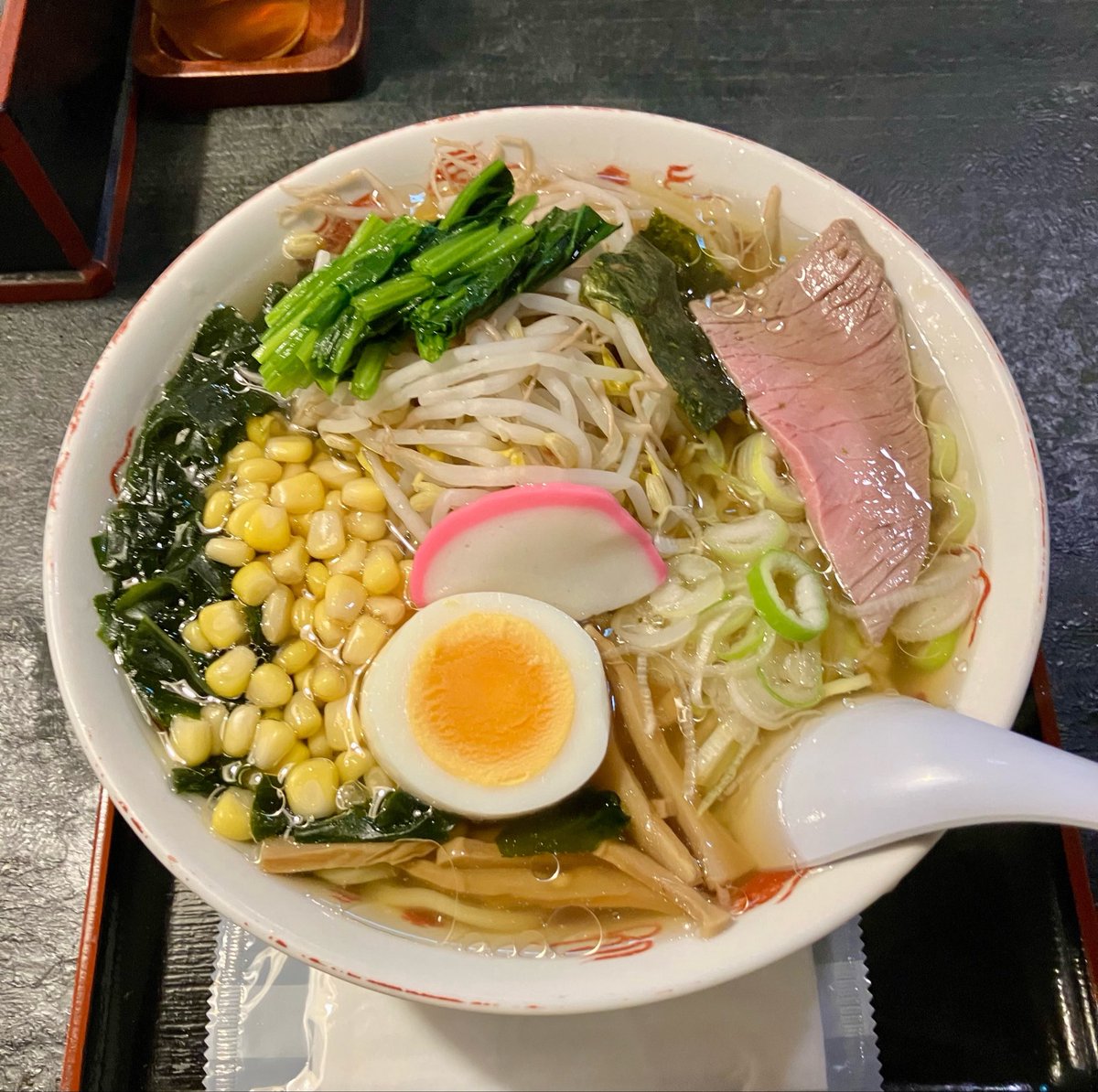 butako423's tweet photo. 山形遠征の日、雨で靴がビチョビチョになりながら歩いて栄屋本店さんに行って、温かい栄らーめんを食べたんだけど、今日のお昼はお土産に買った冷しらーめんを作って食べてみた。具は冷蔵庫のありもので。
和風のさっぱりスープでめんもプリプリでモチっとしてて美味しかった！！ https://t.co/ZPvYdEJBJi