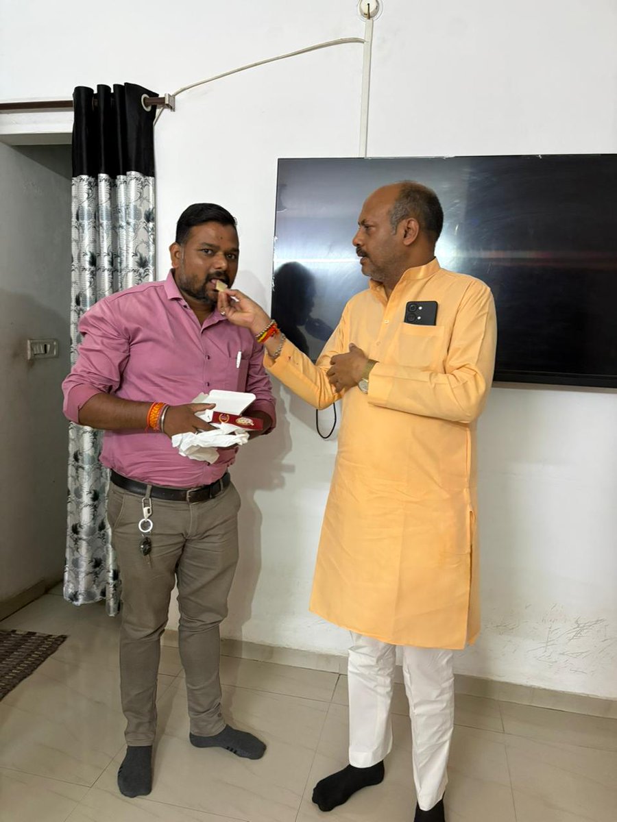 vermajiofficial's tweet photo. स्वामी आत्मानंद उत्कृष्ट अंग्रेजी विद्यालय (सेजस) के अध्यक्ष, भाजपा परिवार के ऊर्जावान सदस्य श्री मिलन देवांगन जी को आज दुर्ग निवास में जन्मदिन की बधाई एवं शुभकामनाएं दी।

पाटन की आराध्य देवी मां महामाया से मैं आपके आरोग्य एवं दीर्घायु जीवन की कामना करता हूं। https://t.co/P9IPPdIHJm