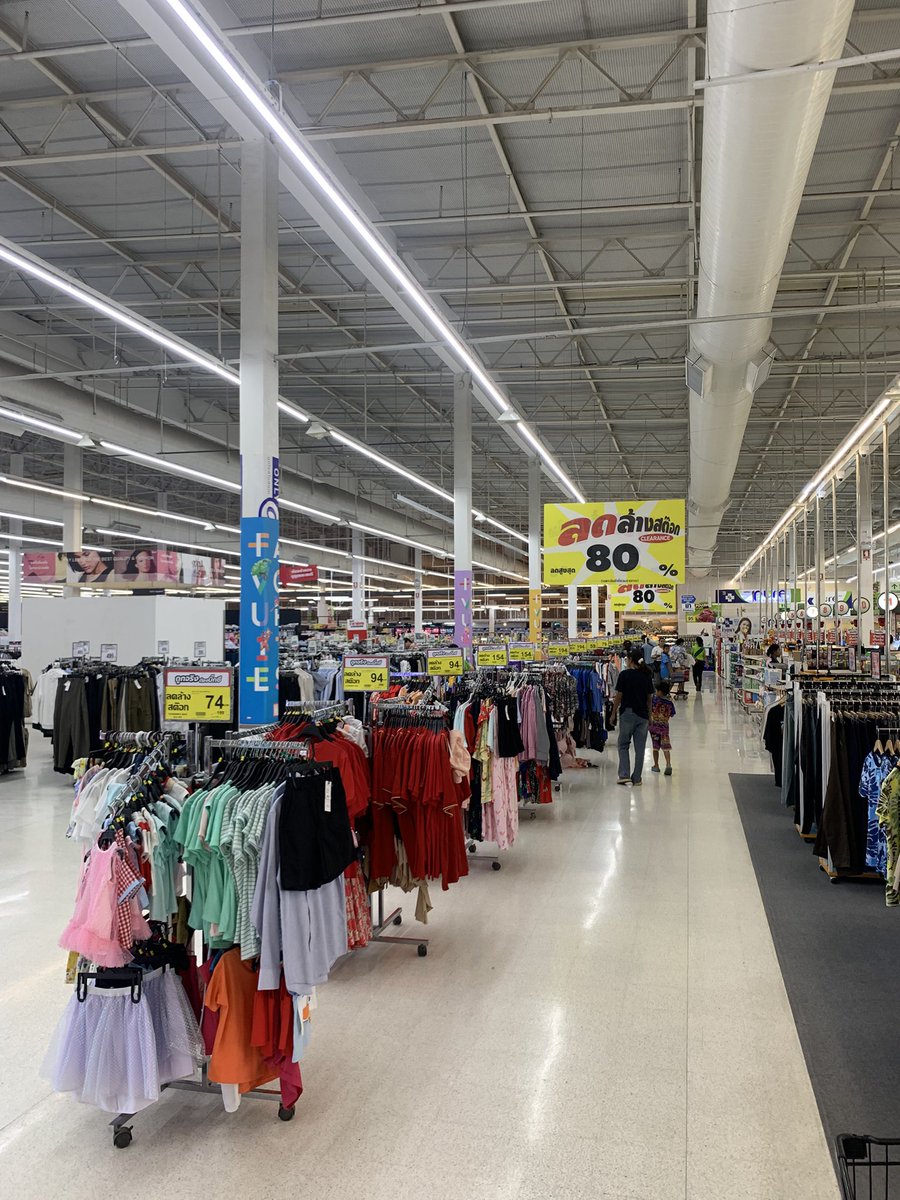 SurinBiz's tweet photo. บิ๊กซี #สุรินทร์ จัดร้านใหม่ในรอบ 22 ปี โปร่งโล่งกว่าเดิม 

เจ้านี้รีโนเวททั้งห้าง ตอนนี้ด้านในเฉพาะส่วน Supermarket เสร็จแล้วประมาณ 80% ไม่มีอีกแล้วชั้นวางสินค้าสูงๆสไตล์ Hypermarket แบบในอดีต ถูกทดแทนด้วยชั้นวางสินค้าแบบเตี้ยเหมือนมินิมาร์ท ทำให้ดูโปร่งโล่งทั้งร้าน https://t.co/ihLbfnIs3a
