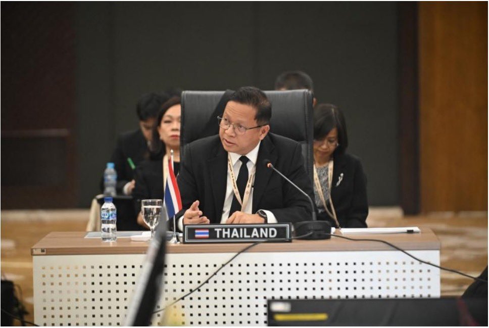 ASEAN_THAILAND's tweet photo. รองปลัดเชษฐพันธ์เข้าร่วมการประชุมเจ้าหน้าที่อาวุโสอาเซียน-สหรัฐฯ ครั้งที่ 38 ณ กรุงจาการ์ตา โดยเสนอแนวทางการขับเคลื่อนความร่วมมืออาเซียน-สหรัฐฯ ในด้านสำคัญ อาทิ การต่อต้านการหลอกลวงทางออนไลน์ ส่งเสริมเศรษฐกิจดิจิทัล และความมั่นคงทางด้านพลังงานและอาหาร (3มิ.ย. 69) https://t.co/rLGbUBuVYR