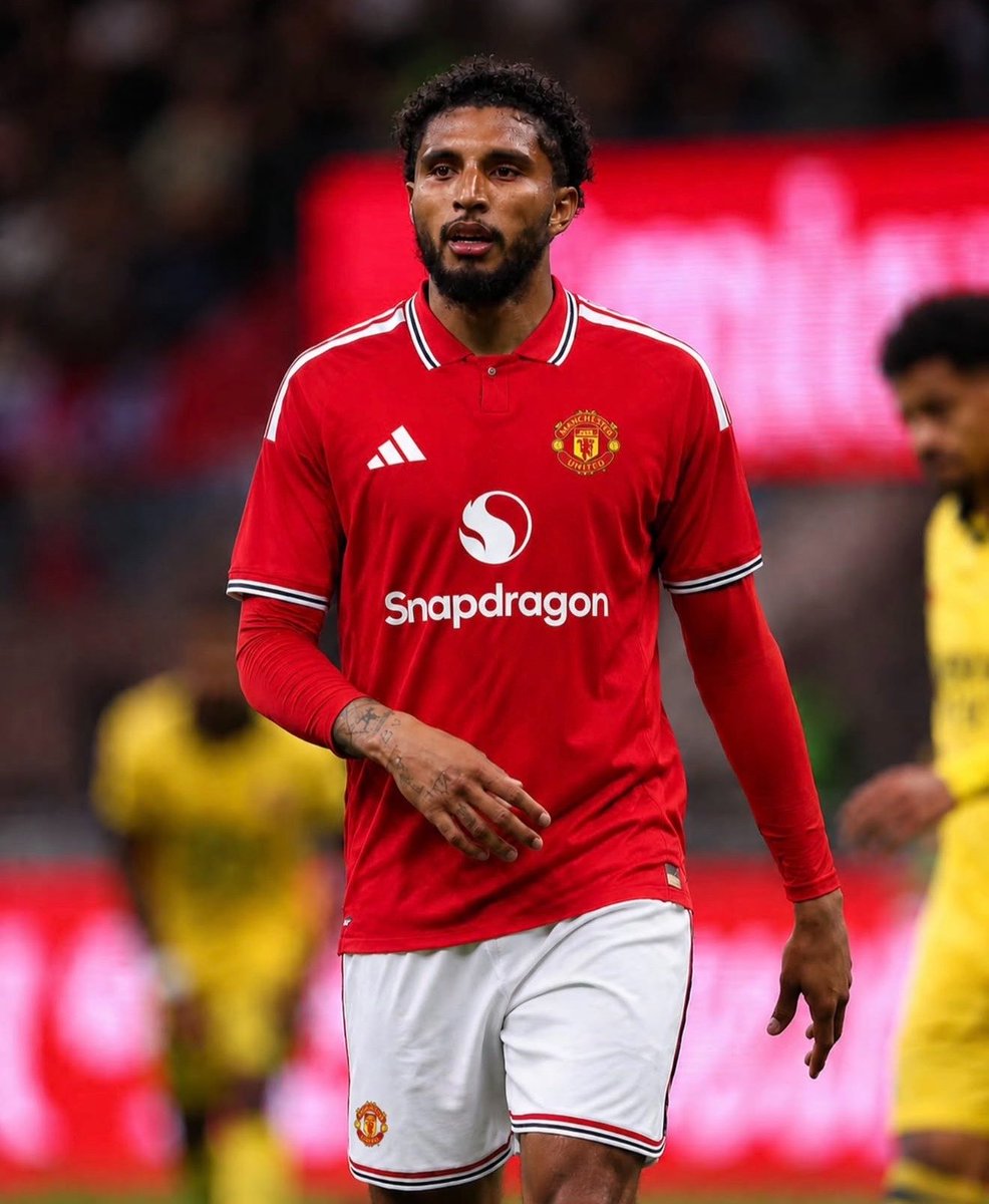 Utdtruthful's tweet photo. 🚨🗣️ @ChrisWheelerDM: “With Ederson, United fans can expect an ALL-ACTION midfielder with great stamina who likes to cover every blade of GRASS.

“Ederson plays with an INTENSITY and aggression that enables him to win possession and put his team on the ATTACK. At 6ft tall, he is strong in the air and hard to knock off the ball”. #MUFC [@MailSport]