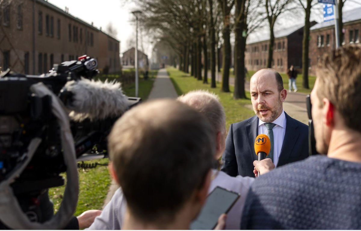 tr724nl's tweet photo. NEDERLAND GAAT ASIELZOEKERS TERUGSTUREN NAAR ITALIË

Nederlandse minister van asiel en migratie maakte bekend dat beide landen nog nauwer zullen samenwerken om de migratieproblematiek effectief aan te pakken. In het kader van EU Asiel- en Migratiepact
https://t.co/yXOyEzg83x https://t.co/dA2DtNiqdE