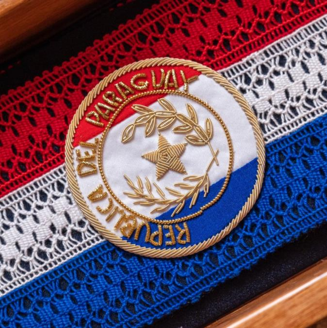 santiagasu's tweet photo. 📉🇵🇾 Paraguay se ubica entre los países con menor riesgo país de América Latina.

📊 Con 104 puntos, ocupa el puesto 14 de 16 países analizados por JP Morgan y Bloomberg, superando a economías mucho más grandes de la región.

🏅 Solo dos países presentan un riesgo menor:
📌 Chile (86)
📌 Uruguay (61)

💰 ¿Qué significa tener un riesgo país bajo?
Significa que los mercados internacionales perciben a Paraguay como un país con menor probabilidad de incumplir sus compromisos financieros.

📉 A menor riesgo:
📌 Menor costo de financiamiento
📌 Más confianza para inversionistas
📌 Mayor llegada de capital extranjero
📌 Mejores condiciones para proyectos productivos

🏭 Para las empresas, esto se traduce en un entorno más atractivo para invertir, expandirse y generar empleo.

🌎 El dato cobra aún más relevancia al comparar con la región.

📌 Venezuela: 5.722 puntos
📌 Bolivia: 576
📌 Argentina: 494
📌 Ecuador: 415
📌 Colombia: 240
📌 México: 205
📌 Brasil: 175

🇵🇾 Paraguay incluso registra un riesgo país inferior al de varias de las principales economías latinoamericanas.

⚡ Detrás de este resultado aparecen factores como:
📌 Estabilidad macroeconómica
📌 Baja deuda pública
📌 Disciplina fiscal
📌 Inflación relativamente controlada
📌 Grado de inversión recientemente alcanzado

🏗️ El desafío ahora es transformar esa confianza financiera en más inversiones, industrias, infraestructura y empleo de calidad.

📈 Un riesgo país bajo no garantiza crecimiento por sí solo.

Pero sí coloca a Paraguay en una posición privilegiada para atraer capital y competir por proyectos que buscan estabilidad en la región.

🇵🇾 Mientras gran parte de América Latina enfrenta mayores niveles de incertidumbre financiera, Paraguay se consolida como uno de los mercados más estables del continente.