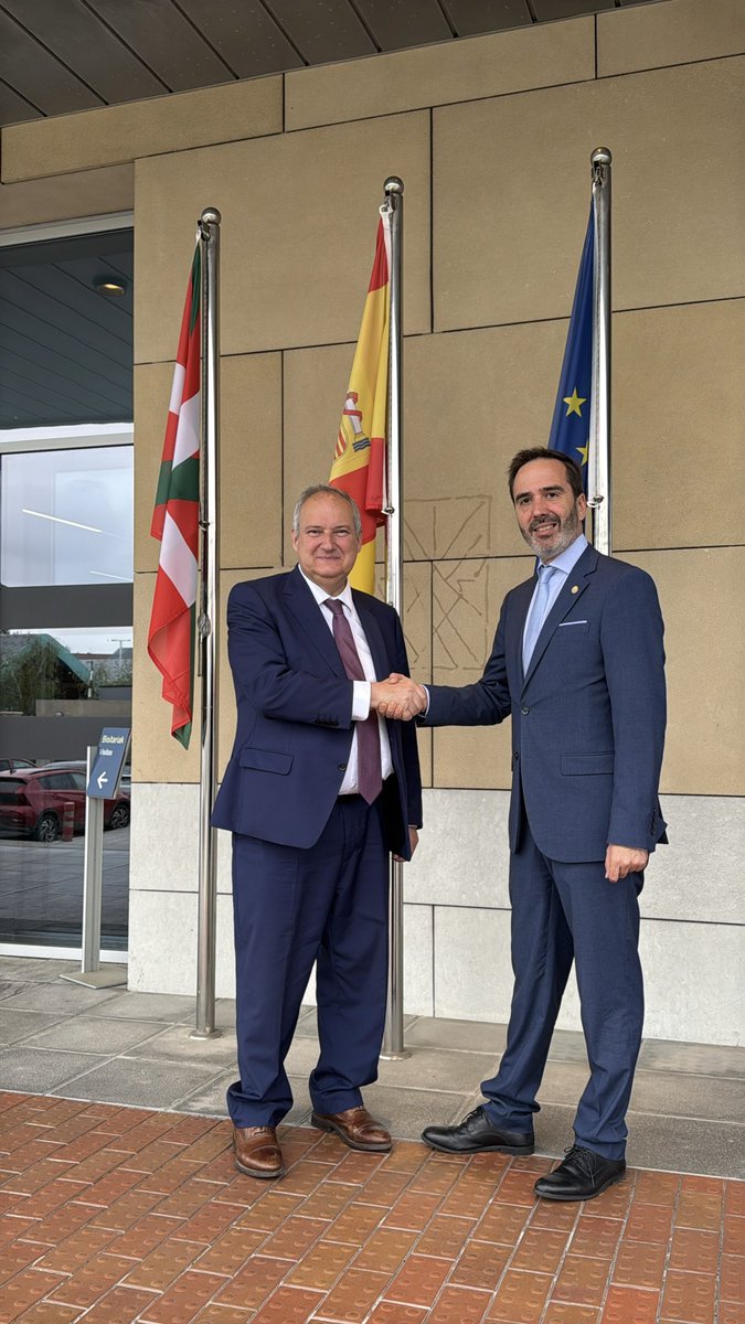 JHurtadoGV's tweet photo. 🤝 La colaboración entre instituciones es clave para seguir avanzando en un #turismo más competitivo y sostenible.

Hoy nos hemos reunido con el Ministro de Industria y Turismo @jordihereub y la Secretaria de Estado de Turismo @Rosanchezgrau, para analizar la ejecución de los Fondos Next Generation en #Euskadi, que ya supera el 90%, el porcentaje más alto entre las comunidades autónomas.