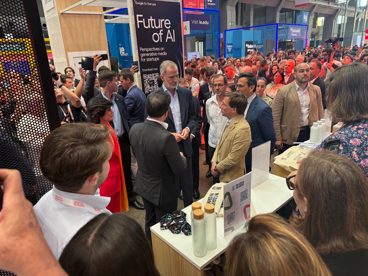 MadridinGame's tweet photo. 🤝 Recibimos la visita de S.M. el rey Felipe VI, junto al alcalde de @MADRID, @AlmeidaPP_, y @AngelNinoQ, concejal de Innovación y Emprendimiento, en el stand de @madridinnova. 
🚀 En #SouthSummit2026. https://t.co/2qOMJ5o4N7