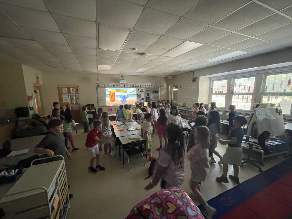 Brantsfirsties's tweet photo. I love having my class from last year come back and read to my class this year! We ended with a little freeze dance party! 🥰 https://t.co/mTuWsG68bh