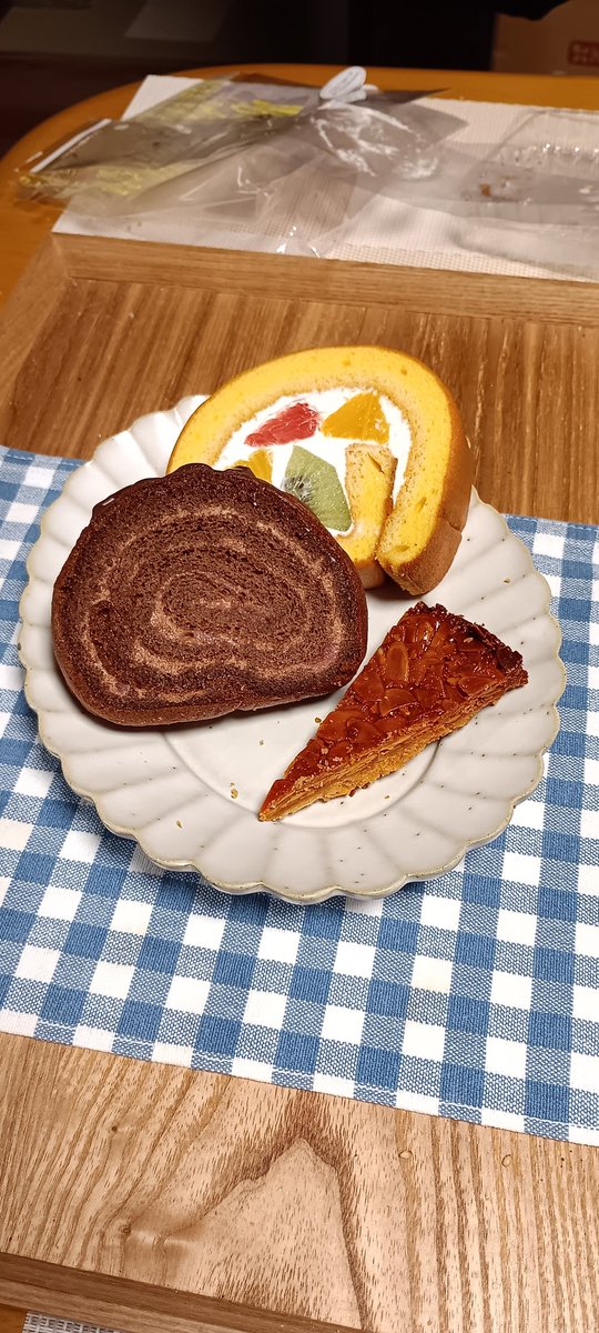 morinoyakusouya's tweet photo. ●ロールケーキ
●フロランタン
#お店で買いました https://t.co/ODZrEezpRC