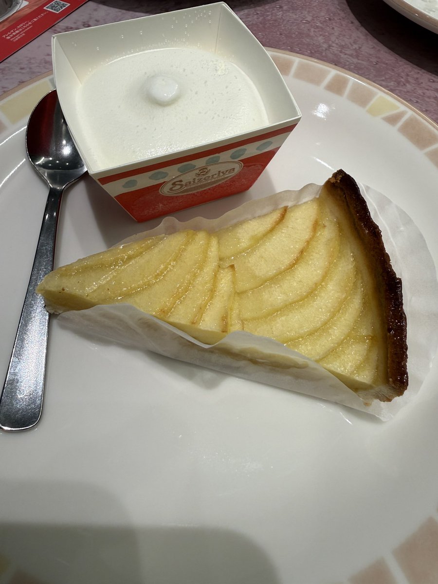 mbp_bear's tweet photo. オープン初日の中イオンサイゼ。天井も高く、通路も広々として綺麗でとても良かったです。アップルタルトは提供店舗が限定されてるレアメニューのようです。 https://t.co/Y2R4jDiazC