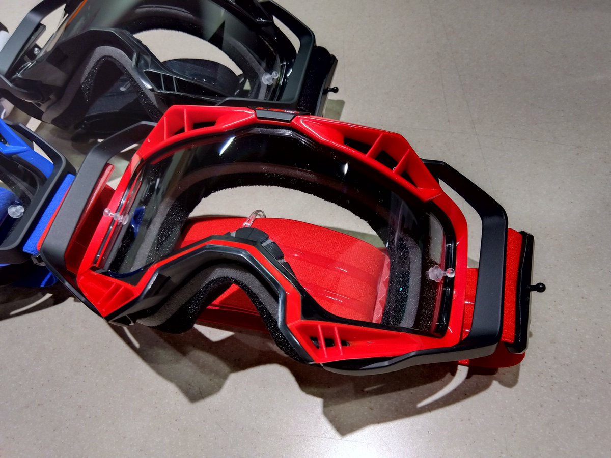 rico_morioka's tweet photo. こんにちは！道産子トサカです！

オフロードゴーグルの新規導入商品をご紹介致します😊
ここ数年、コスパ最高でヘルメット業界で非常に注目を集めている #LS2 さんがリリースしている #オーラゴーグル です！
最初に価格をお伝えします！
／
税込　6,380円！！！
＼
え？マジですか？って感じですよね？！

しかも！フレームを良く見てください。
バンドとヘルメットが干渉しにくい「アウトリガータイプ」になっています😊
他社だと、上位モデルじゃないとアウトリガーにならない事も多いので、これは嬉しい👍

さらに！ヘルメットシールドの曇り止めでお馴染みのピンロックシートですが、このゴーグルには専用のピンロックシート（1,980円 別売）も取り付ける事ができるのです✨
くもり対策はこれでバッチリ！
もちろんティアオフフィルムも取付可能です！

バンドもしっかりと太い造りで、滑り止めのゴムの品質もバッチリ！オフロードゴーグルとして万全の仕様となっております😊

オフ車に乗っていると、小枝がぶつかったり、ヘルメットを持ち歩いてぶつけたり・・・ハードな使い方が多いと思います。
高価なゴーグルを使っていると、雑に扱えませんよね・・・
でもLS2オーラゴーグルの価格なら！ガシガシ使い倒せると思います！

交換用レンズも、クリア、ミラーなど多数設定があります！しかも2,970円！
大手メーカーの半額～1/3で購入できます！これなら、ゴーグル本体と一緒に予備レンズも買えちゃいます！

今回、オレンジとイエローは入荷しておりませんが、スズキやKTMのライダーさんからのご注文もOK！
人気があればフルカラーラインナップで、定番商品として在庫致しますよぉ～😊

■オフィシャルサイト
https://t.co/Urzgjik5M9

#AURAGOGGLE  
@LS2_SEIDEN