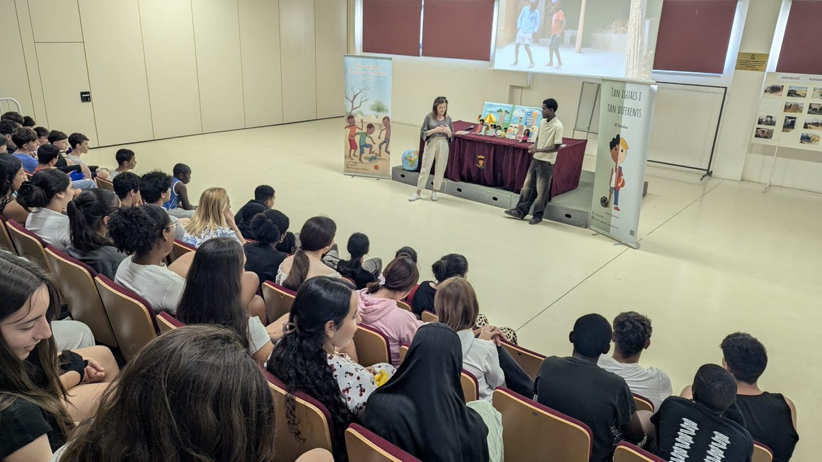 INSALMENAR's tweet photo. 📚 L'alumnat de 2n d'ESO ha participat en una xerrada amb l'escriptora Asun Iglesias, autora de Tan iguals, tan diferents.

Durant la trobada han pogut compartir impressions sobre la lectura, fer preguntes a l'autora i conèixer un dels protagonistes de l'obra. #2nESO #Lectura https://t.co/wwIKuIB2XD
