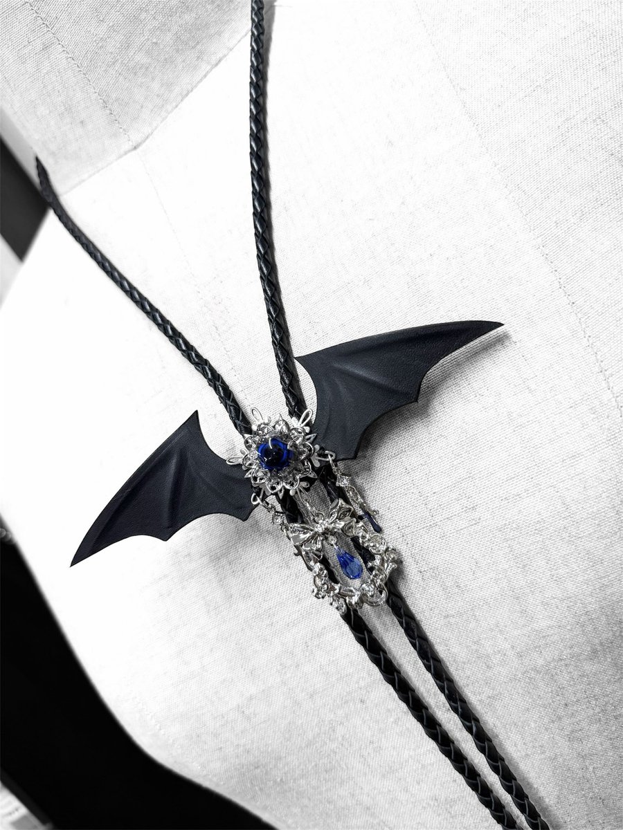 zerone_wakana's tweet photo. 久しぶりに【使い魔のループタイ】作りました🦇❤️

手編みの紐でとってもつよつよです💪🔥

どんな服にもかっこよく合わせれる万能使い魔ちゃんです❗️

#GLシンフォ02 https://t.co/I87QzT5yuw