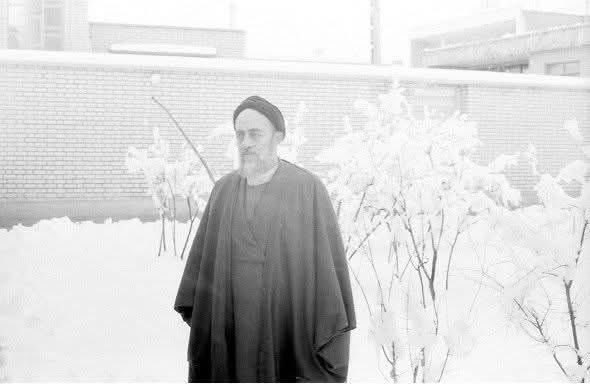 alaakherah's tweet photo. نُقِل عن العلامة السيد محمد حسين الطباطبائي رضوان الله تعالى عليه،  إذا عرضت عليك مشكلة أو مصيبة قُل هذا الذكر أربعمائه مرة في سجدة واحدة ويكون لديك الحال والاستعداد والتوجه فَسَتُفتَح لك أبواب النور والرحمة والاتصال بعالم الغيب بإذن الله ( لا إله إلا أنت سبحانك إني كنت من الظالمين )