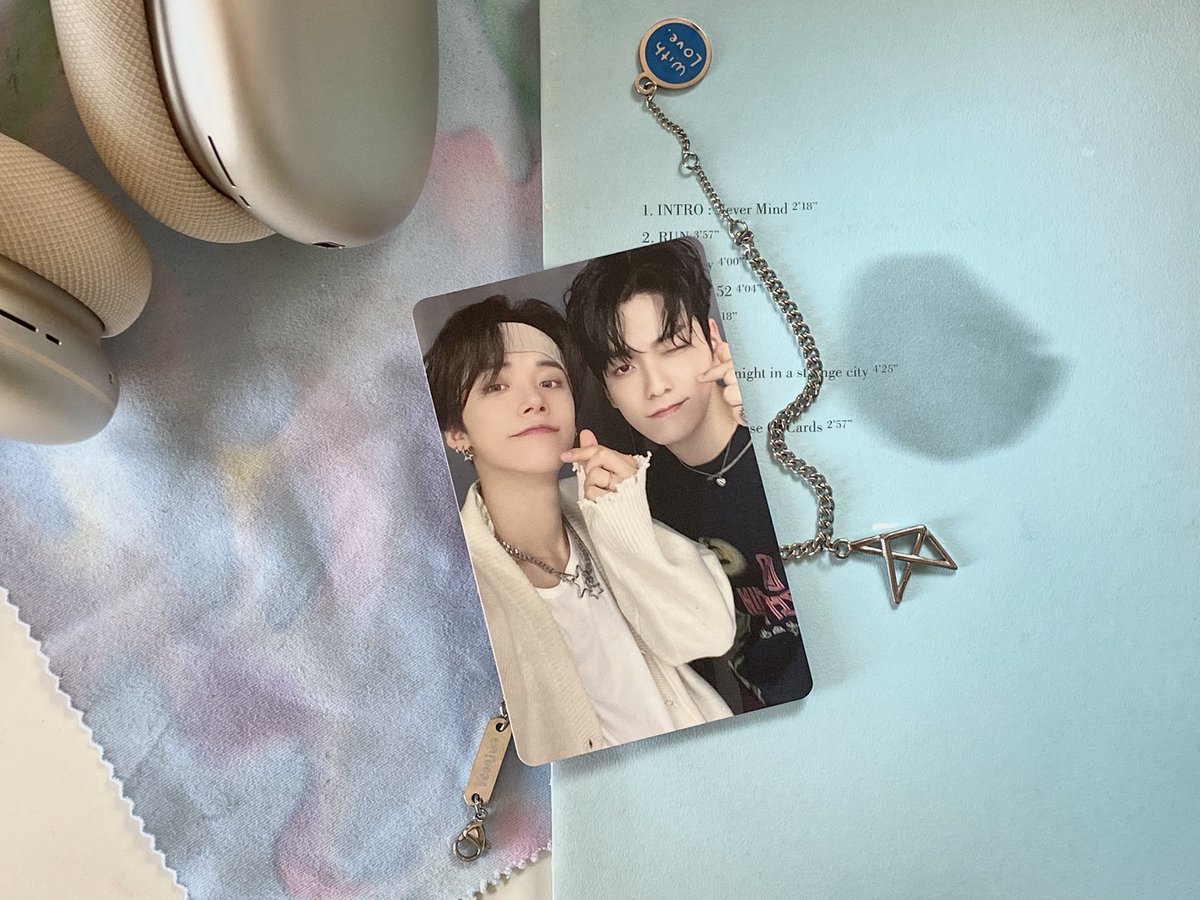 letsgetducks's tweet photo. @maffoooooo 2 - most expensive: was a bit overpriced for me but she was the first one I bought in jp so I don’t mind <3 
11 - signature pose: jjunnie cheek heart 
18 - fav outfit: I’m hyperfixated on this one hoodie it’s not a joke anymore 

thank you~❣️ https://t.co/W76WI0l2Cz