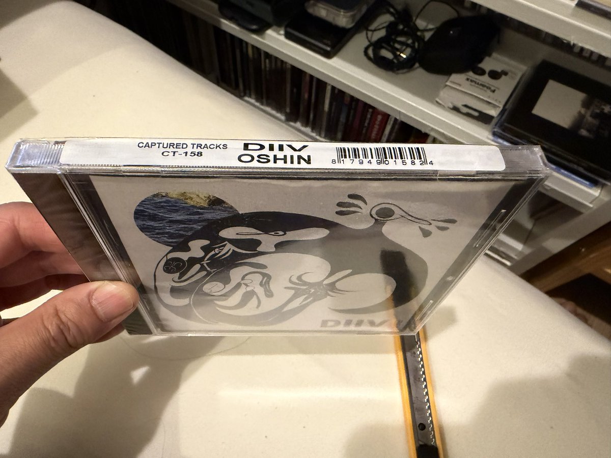 hinekurepop's tweet photo. このCDの上に貼られている白いシールがこの世で６番目くらいに嫌い😠 https://t.co/5ndi8TWXOr