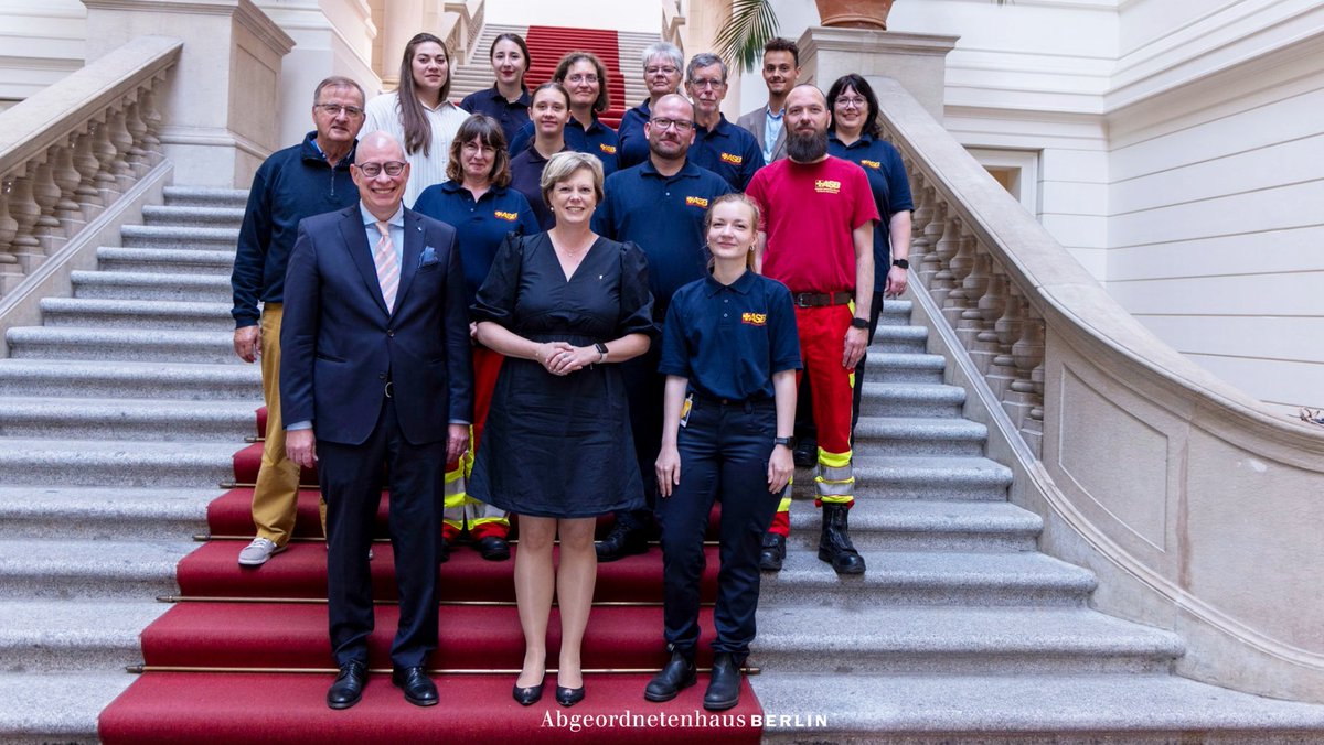 AGH_Berlin's tweet photo. Heute begrüßte #AGH-Präsidentin @CorneliaSeibeld Ehrenamtliche des @ASBinBerlin. Sie erhielten eine Führung durch das Haus, verfolgten die Plenarsitzung und sprachen im Anschluss mit Präsidiumsmitglied Dr. Robbin Juhnke. https://t.co/yGv1xP8ICC