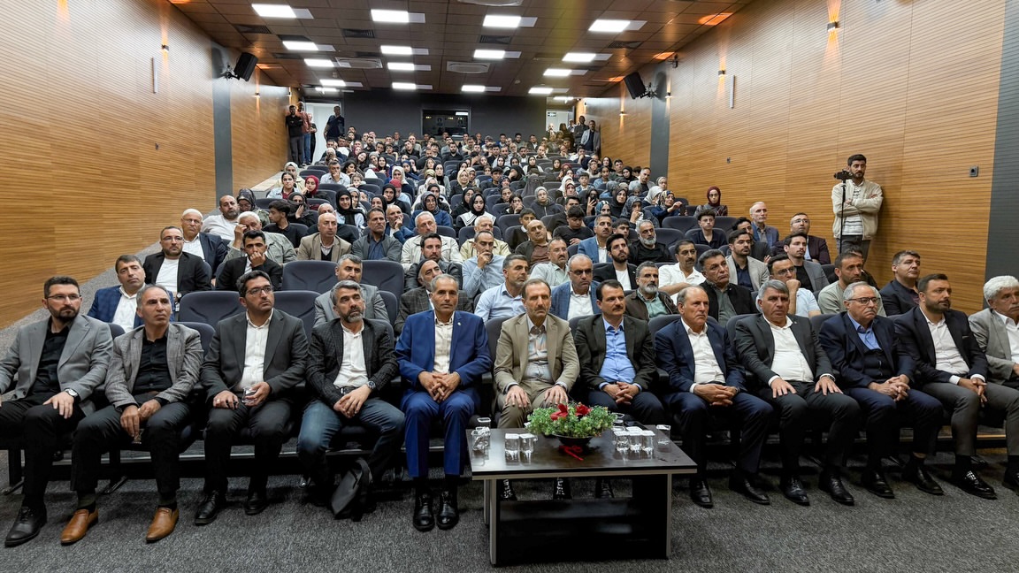 Akgencliksolhn's tweet photo. 🇵🇸 Vicdanın Rotası: Sumud Filosu Konferansı

 İlçe Başkanımız Ziya Ataş,  Belediye Başkanımız Abdulhakim Yıldız , AK Parti Genel Merkez Gençlik Kolları MKYK Üyemiz Bünyamin Eftal Karabeyeser, İl Genel Meclis Başkanımız Nihat Doğu ve İlçe Gençlik Kolları Başkanımız Serdar Demir ; Gazze’ye insani yardım ulaştırmak amacıyla yola çıkan Sumud Filosuna katılan ve sonrasında İsrail güçleri tarafından alıkonulan Eğitimci-Aktivist Nevzat Öylek’in konuşmacı olarak yer aldığı, Bingöl Tavz Der'in düzenlediği “Vicdanın Rotası: Sumud Filosu Konferansı” programına katılım sağladılar.
Programda Filistin meselesi, Gazze’de yaşanan insani kriz ve Global Sumud Filosu’nun yürüttüğü çalışmalar ele alındı. Yaşadığı sürece ilişkin tanıklıklarını paylaşan Nevzat Öylek, yardım filosunun karşılaştığı engelleri ve Gazze halkının yaşadığı zorlukları katılımcılara aktararak önemli değerlendirmelerde bulundu.
Kıymetli paylaşımları dolayısıyla Eğitimci-Aktivist Nevzat Öylek hocamıza teşekkür ederiz.

@ZiyaAtas12 @ahakimyildiz @NihatDogu12
@bunyamineftal06 @Serdardemirr12