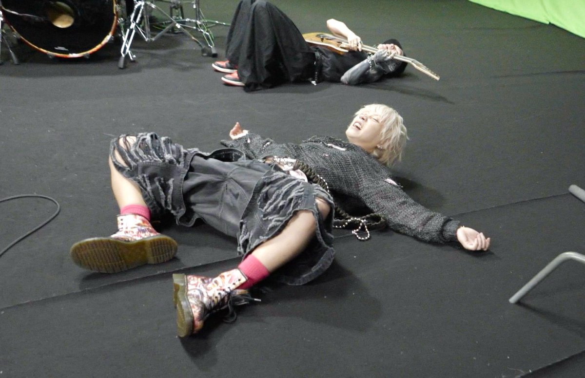 maikidrum's tweet photo. ←MV撮影中　3分後→

現実は右です。 https://t.co/Y058dAlY3q