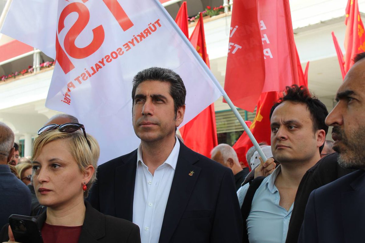 EHPgenelmerkezi's tweet photo. Genel Başkanımız Hakan Öztürk, Ankara İl Başkanımız Ilgın Gürses ve Ankara İl Örgütümüzle birlikte, patron ve bakanlıkların verdiği sözlere rağmen alacakları ödenmeyen Doruk Maden işçileriyle Yıldızlar SSS Holding önündeyiz.

Madenciye boş sözler vermeyi bırakın, emeğinin hakkını verin! Doruk Maden işçileri alınterinin karşılığını alana dek hiçbir yere gitmiyoruz. Madenciler kazanacak, hep birlikte kazanacağız. #MadencilerAyakta