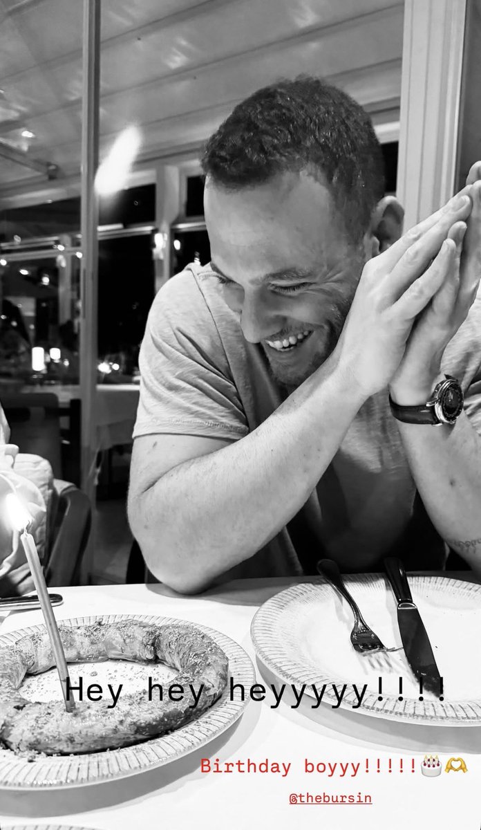 antothebursin_'s tweet photo. Birthday boy 😍🤏🏻
#KeremBürsin 
#HappyBDayKeremBürsin https://t.co/JpMVhIB312