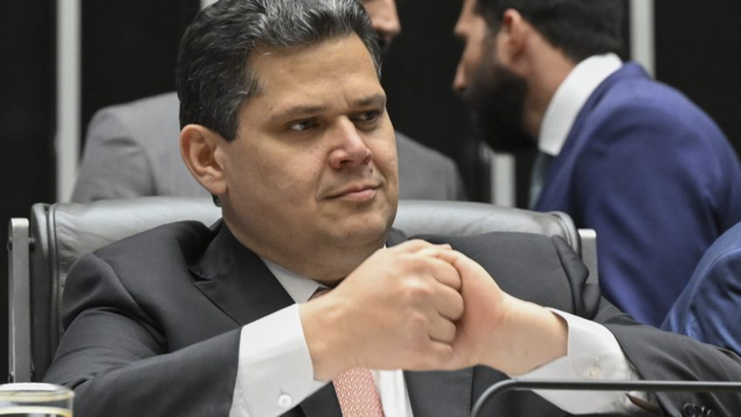 KalangoFertunga's tweet photo. A PERGUNTA:  PQ ALCOLUMBRE NÃO PAUTA NADA CONTRA OS LADRÕES DO BRASIL? 

 RESPOSTA:  PQ ELE FAZ PARTE DA GANG.🧐 https://t.co/2qQkOlxBcF