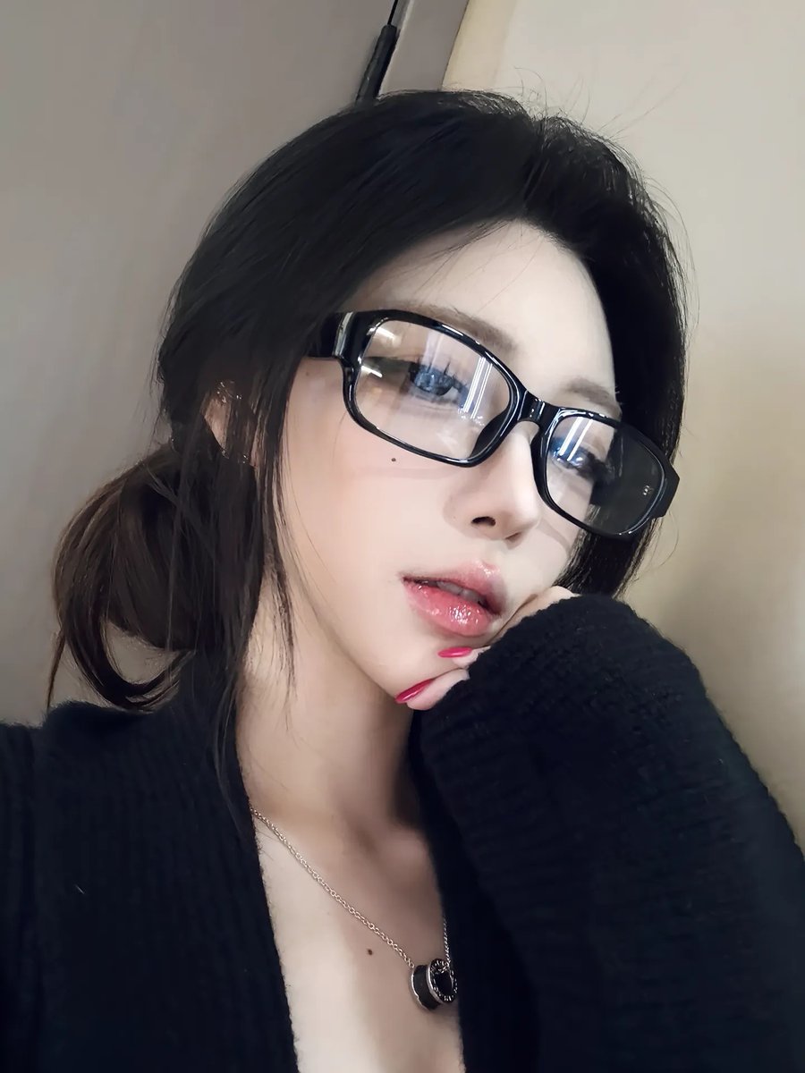 Nikosaaaa's tweet photo. 斜45度俯视你们这些下贱的狗~想让我正眼看你？先把舌头伸出来舔舔再说 #毒舌美女 #斜45度看狗 #女王俯视 #s #sm https://t.co/v98vhps7GE