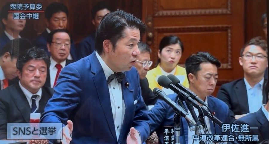 lovemana0505's tweet photo. 国会議員ごっこをして遊んでいる門ひろこさん。
楽しそうですね。 https://t.co/anfD6sOMnG
