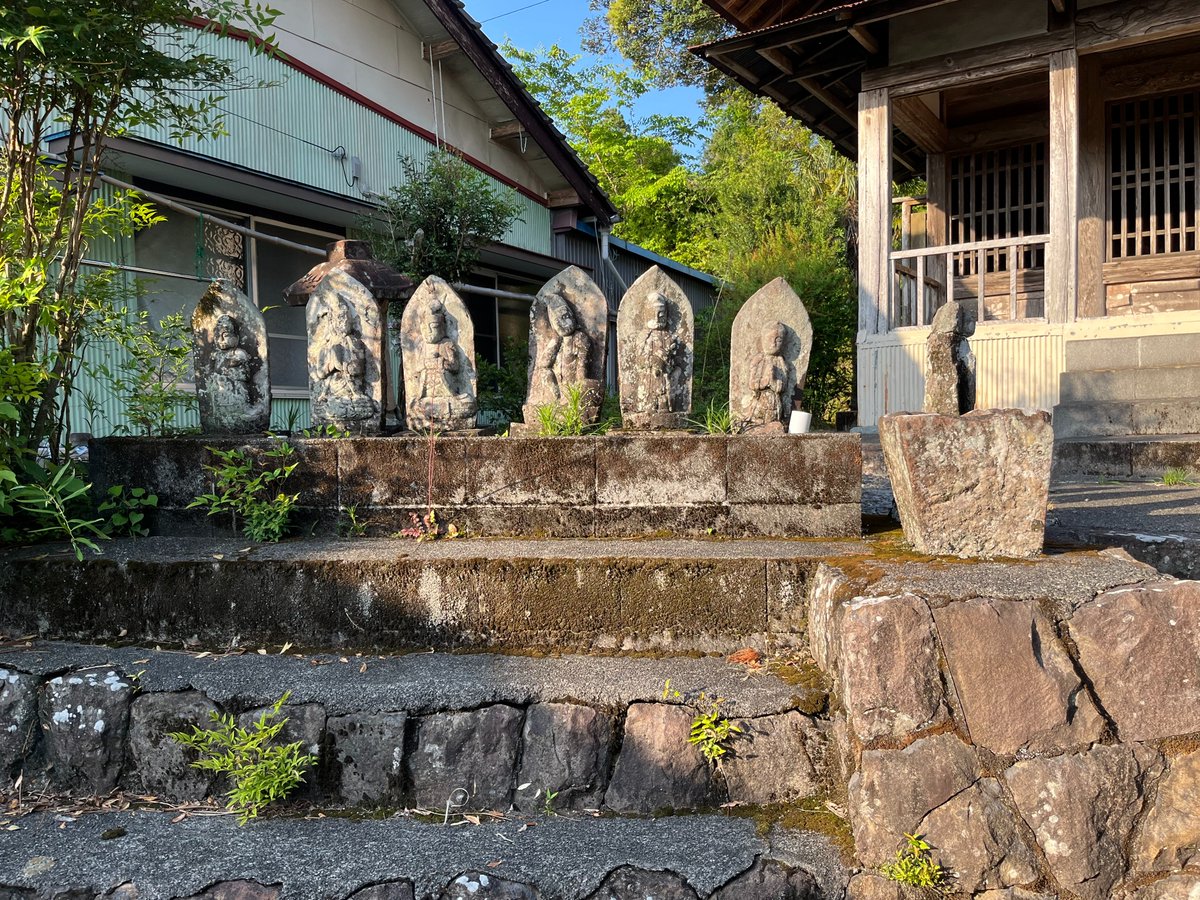 wolfmuzzle1's tweet photo. 地蔵様はしばらく発見された地域に留まっておられたが或る晩近所の寺の僧の夢枕に立ち、わが身の貝や小石を天然痘の患者が身につければ症状が軽くなるようにしてやろう。そして信心あれば地域の住民を加護してやろうと仰ったので街道の峠にお堂を建て、住民や峠を越す旅人らも篤く信仰したそうだ。 https://t.co/xyrKUtyiv6
