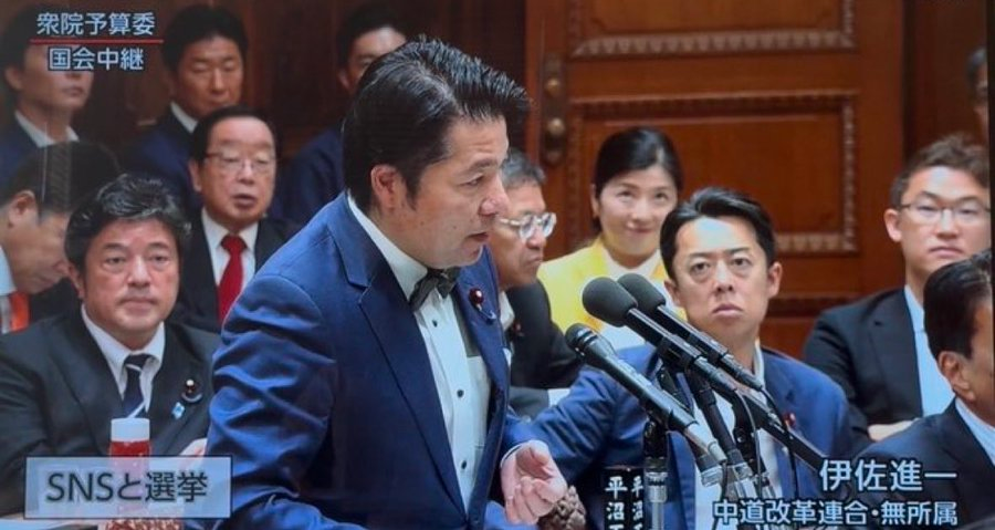 lovemana0505's tweet photo. 国会議員ごっこをして遊んでいる門ひろこさん。
楽しそうですね。 https://t.co/anfD6sOMnG