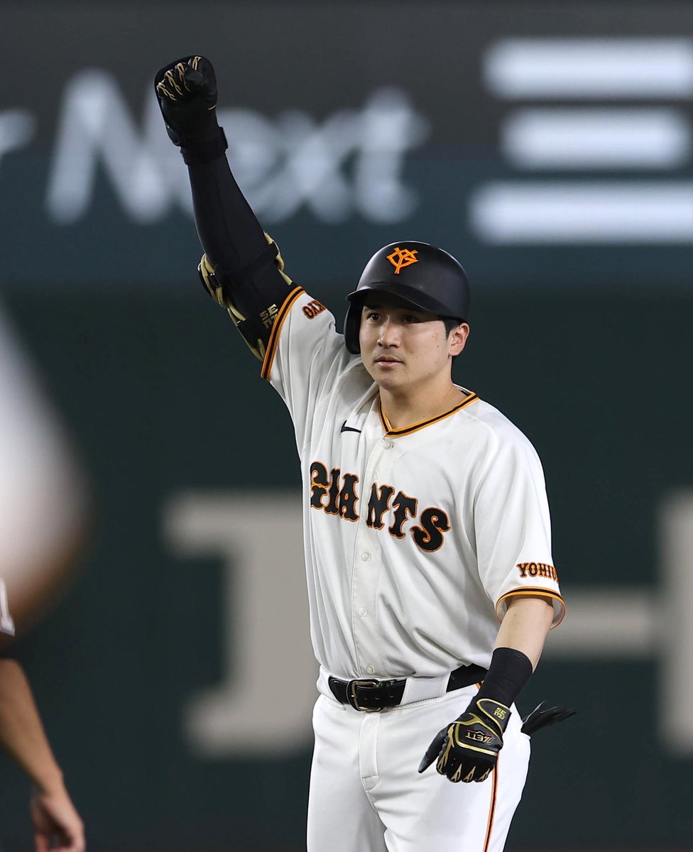 sanspo_giants's tweet photo. 【#本日のベストショット📸】 

拳を突き上げた！

#泉口友汰 選手、左翼フェンス直撃の決勝タイムリーツーベース（撮影・萩原悠久人）

#巨人 #ジャイアンツ #giants #サンスポ https://t.co/LSZQOQibOB