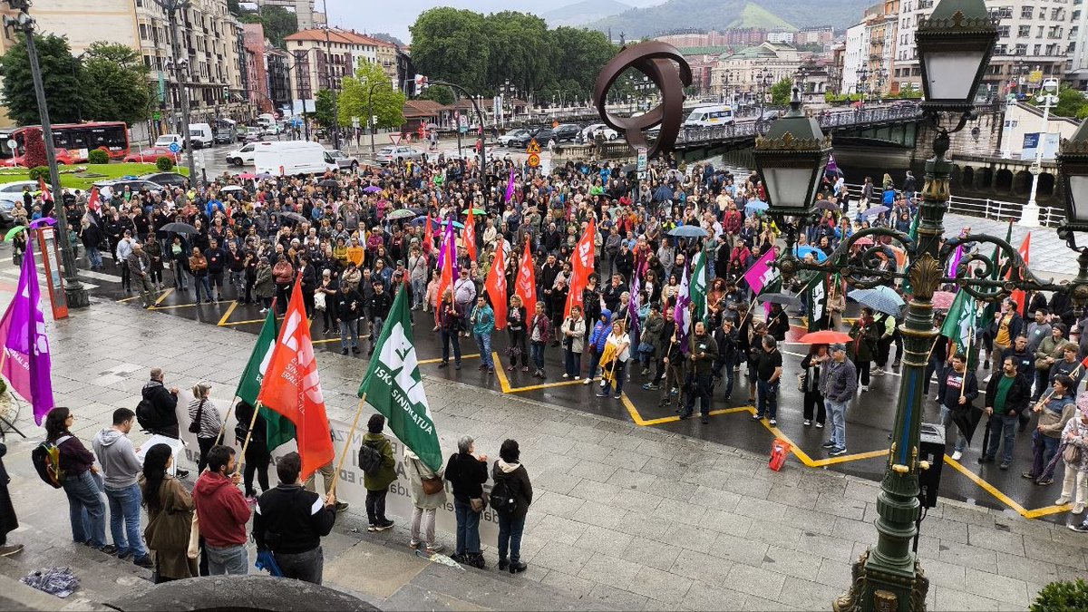 ELA_Sindikatua's tweet photo. 🚨✊𝗚𝗿𝗲𝗯𝗮 𝗲𝗴𝘂𝗻𝗮 | #Udalhitz
Las plantillas municipales han dejado claro en la jornada de #huelga de hoy a los partidos políticos que seguirán firmes en la lucha por sus #CondicionesLaborales
📲https://t.co/1zvhDVKCE0
📢Udaletako #LanBaldintzak hemen erabaki! https://t.co/ypN88By7qY