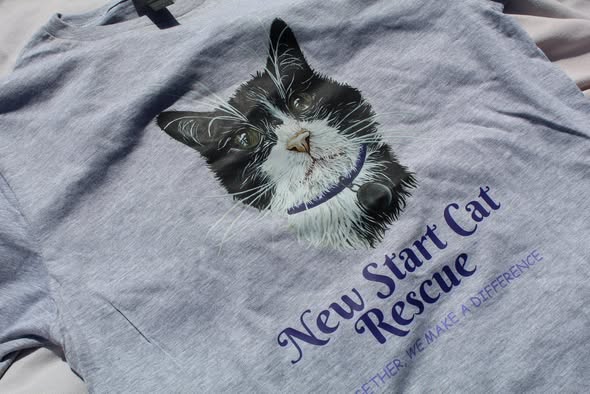 newstartcats1's tweet photo. 📷New Start Cat Rescue T-shirts are now available to purchase online!! 📷These t-shirts feature a painting of the rescue’s handsome resident cat, Jamie.
We have a variety of colours available, printed on 100% ringspun cotton 👕👚😻
https://t.co/KKyuaY82g2 https://t.co/HKC1QvDKmL