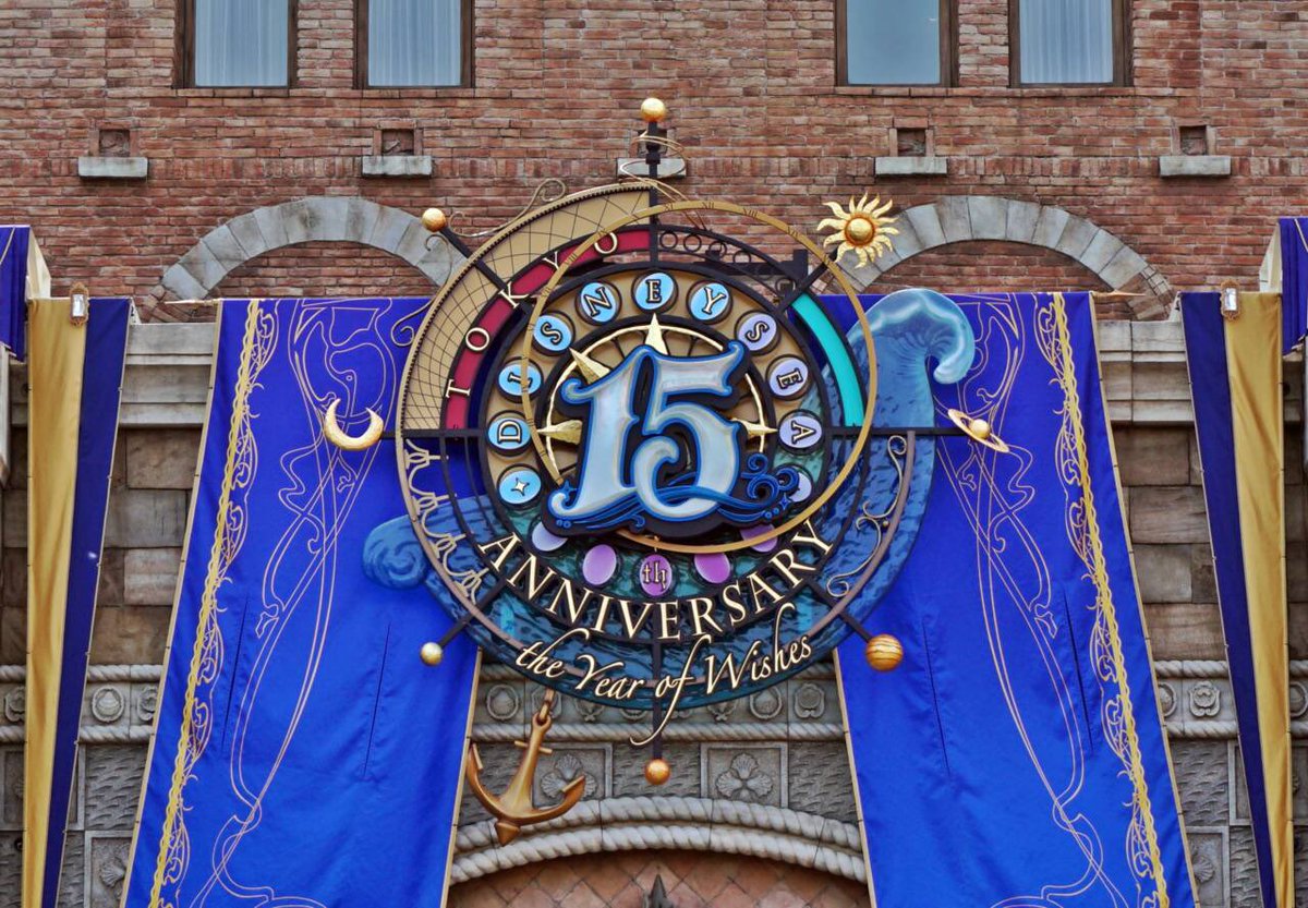 mikko_20100518's tweet photo. ちょっと古い話ですが、TDS15周年のロゴ、エントランスもかなり細かいこだわりが隠れていたんですよね。

￼まず、15の数字右下に小さな隠れミッキーがいるのはわかると思いますが、「15」の周りにある「金色の輪」。

￼これ、よーく見ると1〜15の英数字が小さく刻まれていました。（肉眼だとほぼ見えない）

そして太陽のマークがある位置がちょうど15を指していました。とても細かなこだわりですよね。

また、これは想像&少し無理矢理…ですが、ロゴの周りにある模様やカラーが「7種類」あり、これは7つのテーマポートを表していた様にも見えます。（今は増えちゃいましたけど😆）

更に加えて15の周りにある「小さな楕円」が「16個」なのは、メインショーだった「クリスタルウィッシュジャーニー」で、最後の答えになっていた「15周年の先の『未来』」を表現していたのかな？…なんて想像もさせてくれました。

…ま、これは公式としては一切出ていなかったので「私の完全な妄想」なんですけどね😆…全っ然違ってたらごめんなさいです🙇‍♀️