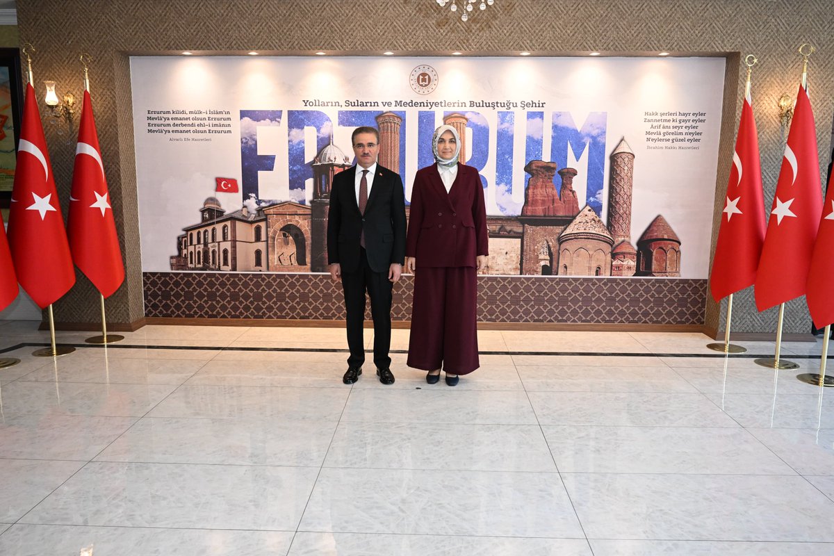 ErzurumValiligi's tweet photo. 📌 İçişleri Bakan Yardımcısı Doç. Dr. Sayın Kübra Güran Yiğitbaşı, Valiliğimizi ziyaret etti.

📌 Valimiz Sayın Aydın Baruş, Vali Yardımcılarımız ve kurum müdürlerimiz tarafından karşılanan İçişleri Bakan Yardımcısı Doç. Dr. Sayın Yiğitbaşı, Valilik Şeref Defteri’ni imzalamasının ardından Valilik Makamı’na geçti.

📌 Gerçekleştirilen ziyarette ilimizde yürütülen çalışmalar, kamu hizmetlerinin etkinliği ve kurumlar arası koordinasyon konularında değerlendirmelerde bulunuldu.