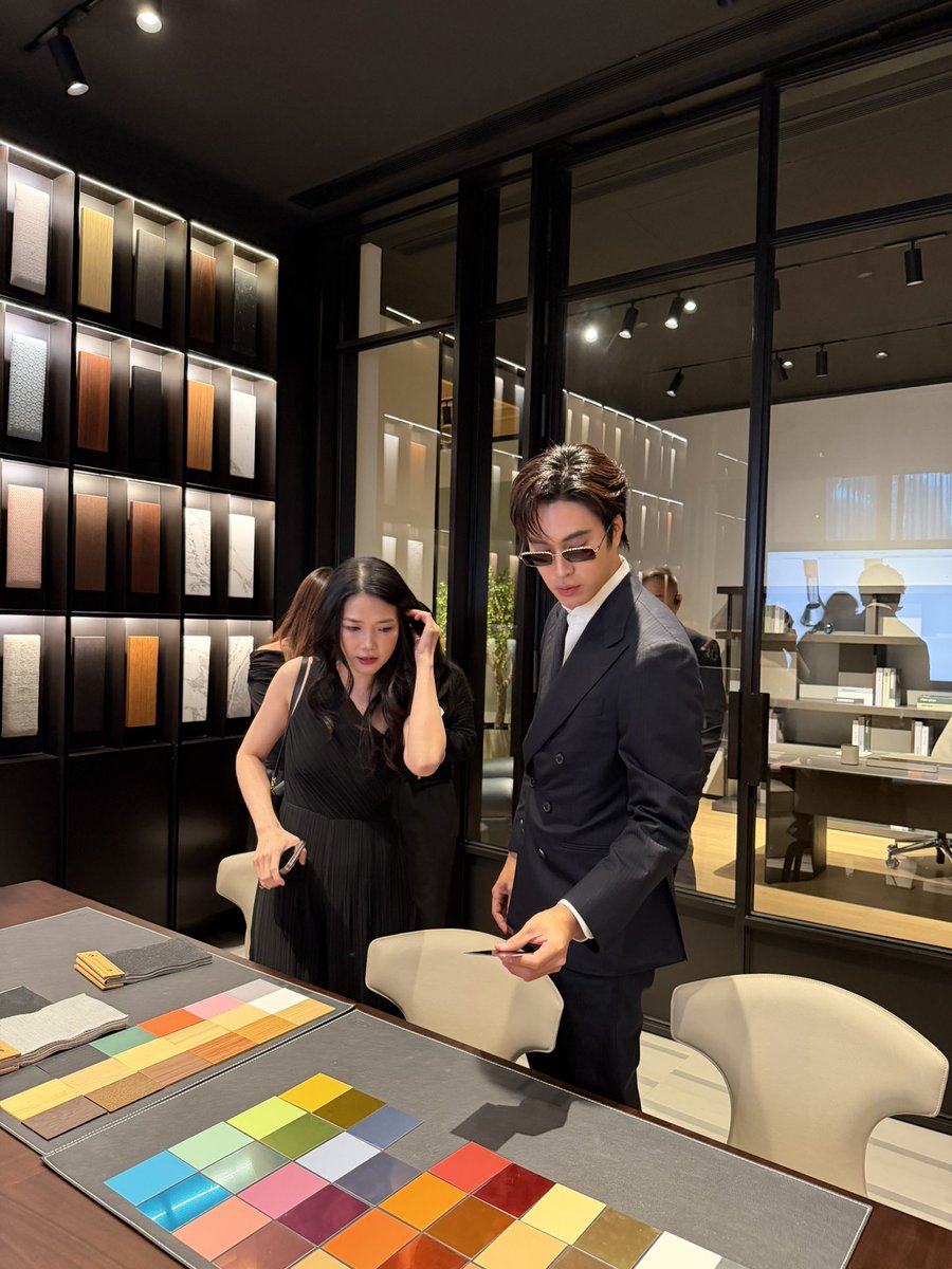 ZZocial's tweet photo. ข้ามมาดูอีกหนุ่มหล่อ ยืนเลือกเครื่องเสียง @BangOlufsen งานครบรอบร้อยปี จะรับเซ็ทไหนจ๊ะ https://t.co/XPoMUpq4Fl