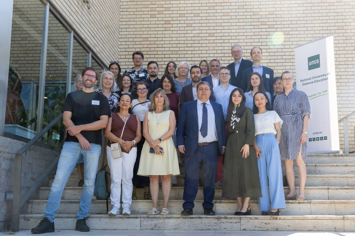 UNED's tweet photo. 🌍 Ocho universidades europeas analizan en la UNED los retos de la educación superior a distancia. https://t.co/K6hRTBpuPC