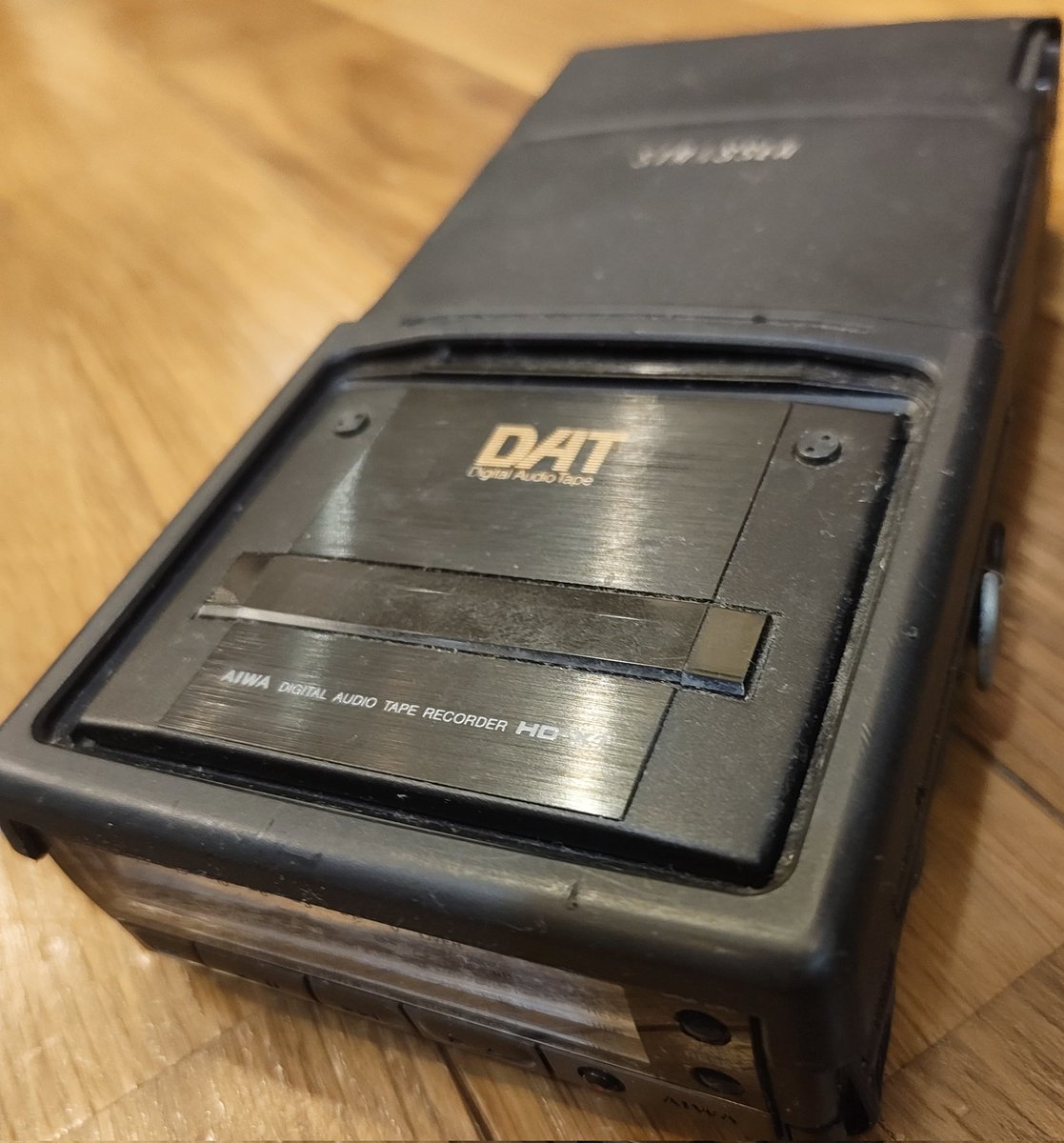 f_anzai's tweet photo. 明日アップ予定の Note の記事に、1973年の Dr.moog のデモ演奏を入れようと、カセット＞DAT に移した音源をPCに取り込み
昔、プロ用として買った20〜30万円したレコーダーは全滅なのに、AIWA のポータブル DAT は未だに問題なく動く https://t.co/2fCQS04oU3