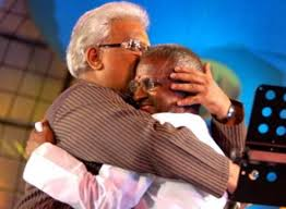 musicofarun's tweet photo. బాలు ఈ మాటలు విని 
“ఒరేయ్!! ఈ మాటల కోసం ఎన్నాళ్ళు వేచానురా!! రాజా!!!, ఇలా రా నా దగ్గరగా” అని మనసారా కౌగిలించుకునే వారు ❤️.  
బాలుగారు ఎక్కడ ఉన్నా, ఏ లోకంలో ఉన్నా ఆనందభాష్పాలు చిందించి ఉంటారు.
అమర గాయకుడికి అమరస్నేహం ఇచ్చిన అమర కానుక ఇది. 
Happy Birthday SPB!. https://t.co/NrOeoAHLiS
