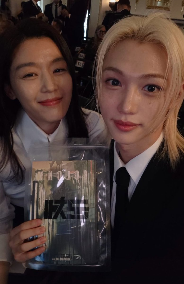 rsvnhj_mee's tweet photo. น้องหลิกลงรูปคู่กับคุณจอนจีฮยอน ซึ่งทั้งคู่เป็นทูตกิตติมศักดิ์งานเฉลิมฉลองการครบรอบ 140 ปีความสัมพันธ์ทางการทูตเกาหลีฝรั่งเศส แล้วจากที่น้องหลิกถือ คุณจอนจีฮยอนน่าจะให้ของที่ระลึกกับน้องหลิก ซึ่งเป็นของจากหนังเรื่อง Colony(ยึดร่างคลั่ง) ที่คุณจอนจีฮยอนนำแสดงด้วย น่ารักกกกก https://t.co/RA8QCH1CRs