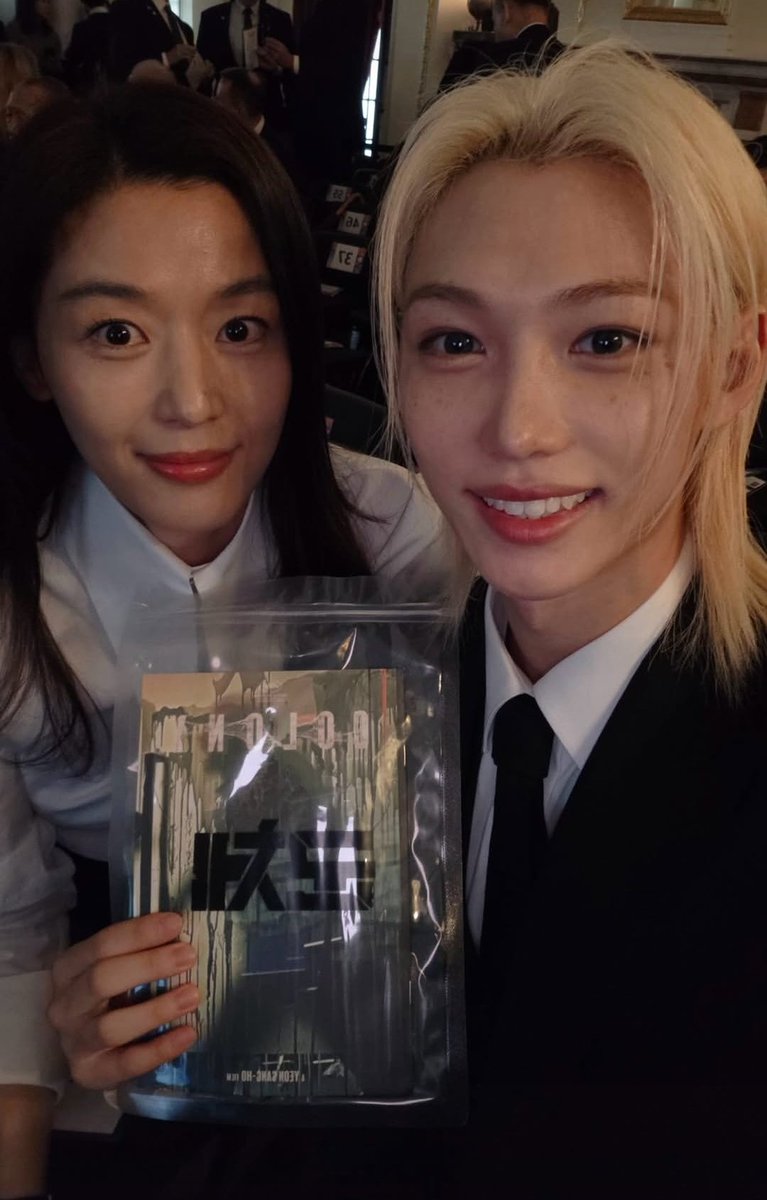 rsvnhj_mee's tweet photo. น้องหลิกลงรูปคู่กับคุณจอนจีฮยอน ซึ่งทั้งคู่เป็นทูตกิตติมศักดิ์งานเฉลิมฉลองการครบรอบ 140 ปีความสัมพันธ์ทางการทูตเกาหลีฝรั่งเศส แล้วจากที่น้องหลิกถือ คุณจอนจีฮยอนน่าจะให้ของที่ระลึกกับน้องหลิก ซึ่งเป็นของจากหนังเรื่อง Colony(ยึดร่างคลั่ง) ที่คุณจอนจีฮยอนนำแสดงด้วย น่ารักกกกก https://t.co/RA8QCH1CRs