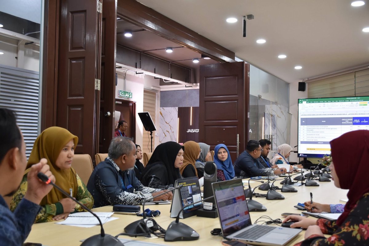 dosm_perlis's tweet photo. PERJUMPAAN PENGOPERASIAN BANCI EKONOMI BILANGAN 2 TAHUN 2026 DOSM PERLIS

Kangar, 4 Jun 2026 | Satu Perjumpaan Pengoperasian Banci Ekonomi Bilangan 2 Tahun 2026 telah diadakan di Bilik Mesyuarat Aras 1, Jabatan Perangkaan Malaysia Negeri Perlis. https://t.co/IRFN7Lb3Ib