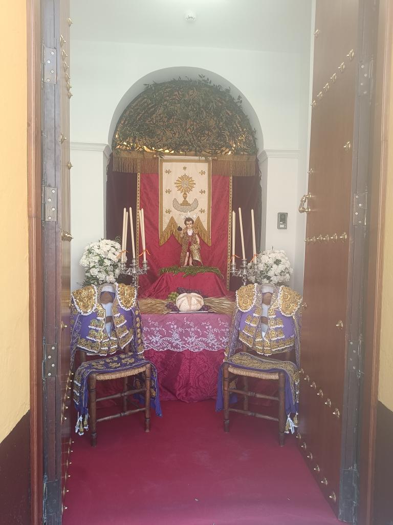 CharoABCToros's tweet photo. El altar de Lances de Futuro, con el Niño Jesús de torero y los vestidos nazareno de Talavante y Silveti. Qué aroma a fe y toreo en la calle Adriano https://t.co/IUl6xEqMkh