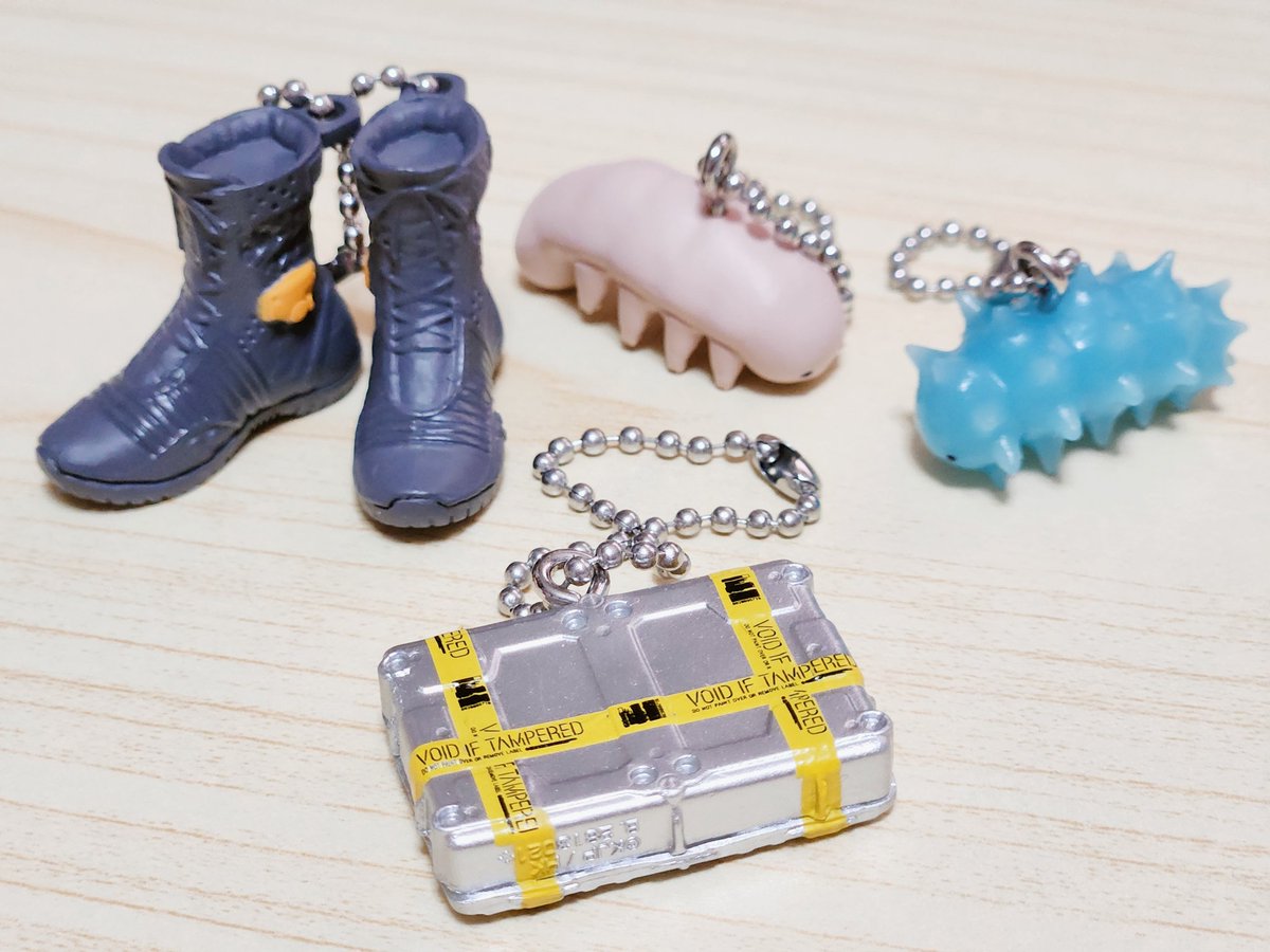 hrpocket's tweet photo. デスストのミニチュアチャームのガチャ見つけた！
配送荷物がどうしても欲しくて、6回回して出した😂(被り2個)
クオリティ高くて素敵✨ https://t.co/odpzxrIeEo