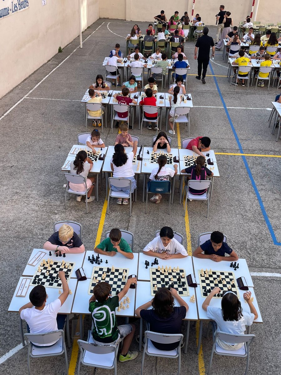 ADEJOLleida's tweet photo. ☀️♟️ Amb l’arribada del final de curs escolar, ens acomiadem dels #escacs en horari lectiu. La setmana passada vam gaudir d’una gran cloenda al @stjaume_lheures als cursos 3r, 4t, 5è i 6è. 

 Us desitgem un bon estiu!✨🏖️

#ADEJO #escacs #Lleida #SantJaumeLesHeures https://t.co/uU8xGBhX0e