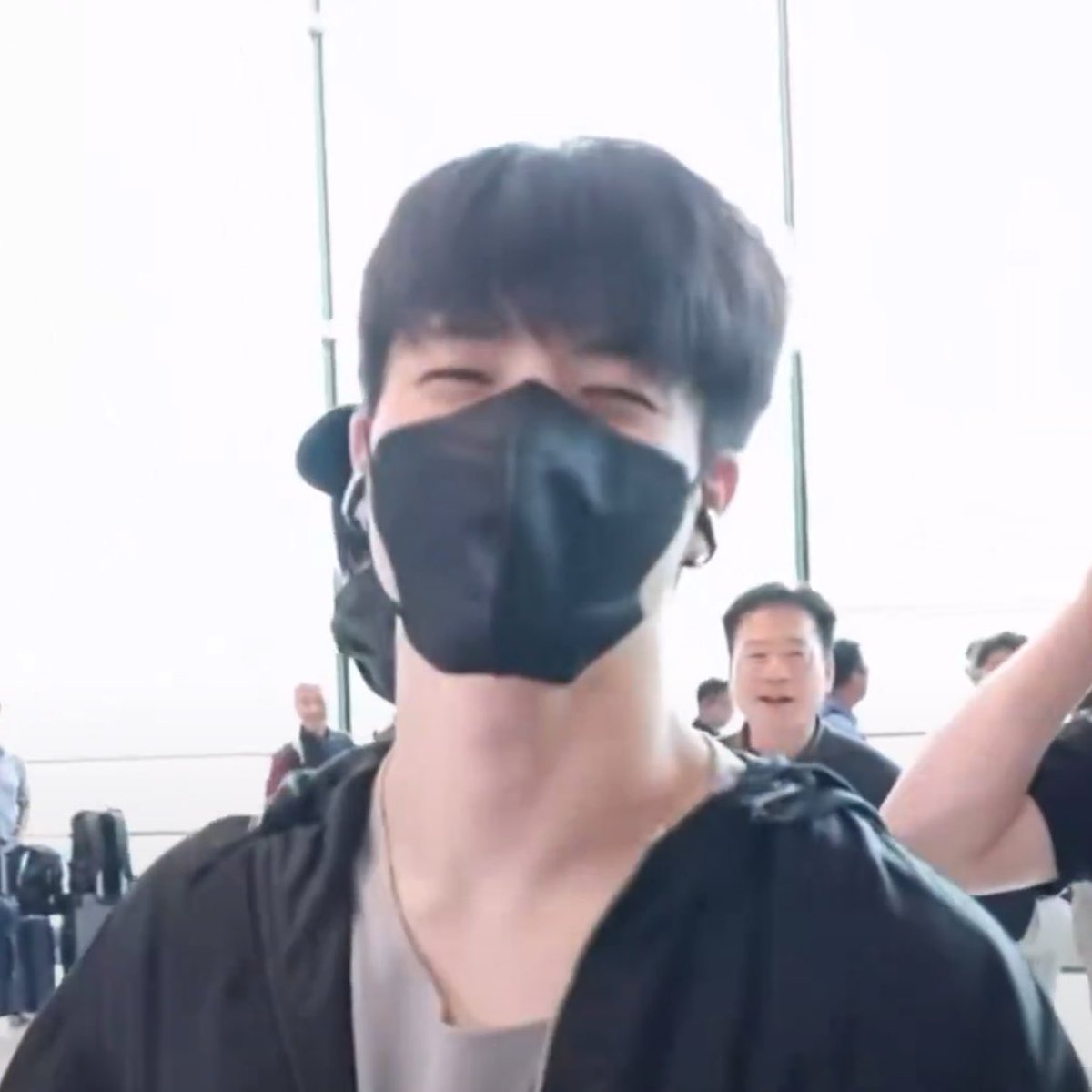 pyeeyp_'s tweet photo. 어떡해 초승달 눈웃음이야ㅠㅠ너무 앙스러워♡ https://t.co/SPh7A0YEmx